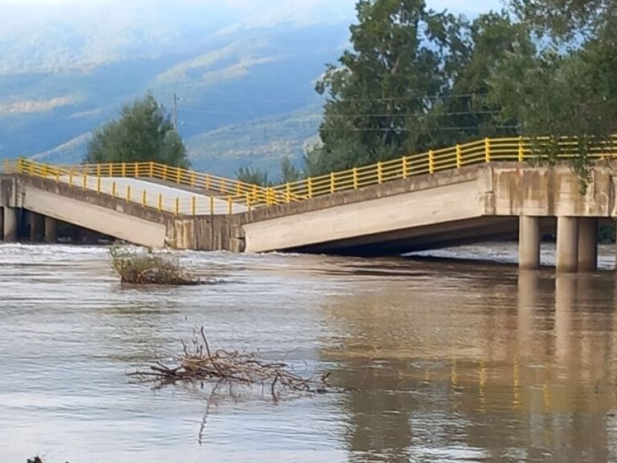 Κατέρρευσε η γέφυρα στον Παλαιόπυργο Λάρισας