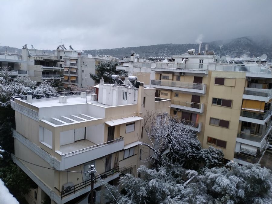 Χιονίζει στα βόρεια προάστια της Αττικής - Έκλεισε για όλα τα οχήματα η Εθνική Οδός