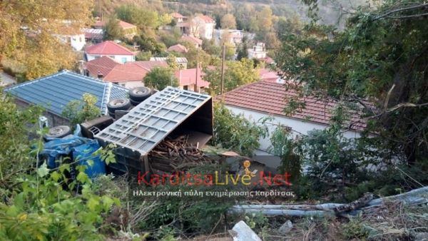 Φορτηγό με ξύλα κατέπεσε σε πλαγιά στον Αμάραντο - Τραυματίστηκε ο οδηγός (+Φώτο)