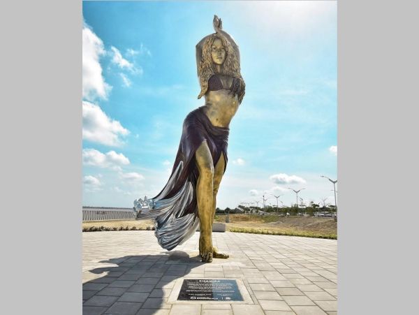 Η Σακίρα τιμήθηκε από την πόλη της με ένα χάλκινο έργο τέχνης ύψους 6,5 μέτρων