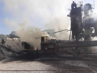 Ένας νεκρός και τραυματίες από φωτιά και εκρήξεις σε εργοτάξιο πίσσας στην Λεπενού Αιτωλοακαρνανίας