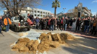 Δυναμικό αγροτικό συλλαλητήριο στα Φάρσαλα με τρακτέρ από τους αγρότες του &quot;μπλόκου&quot; στον κόμβο του Ε65 (+Φωτο +Βίντεο)