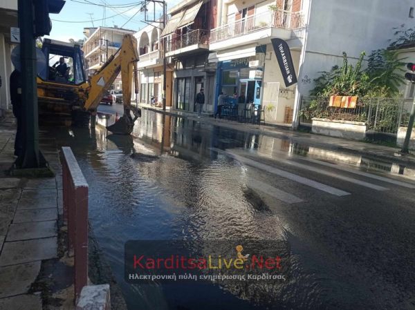 Σπάσιμο του αγωγού ύδρευσης στην οδό Τρικάλων αντιμετώπισε η ΔΕΥΑ Καρδίτσας (+Βίντεο)