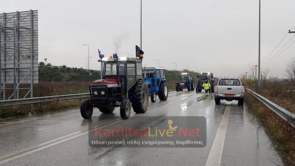 Αναχωρούν τα τρακτέρ από τον κόμβο του Ε-65 στην Καρδίτσα