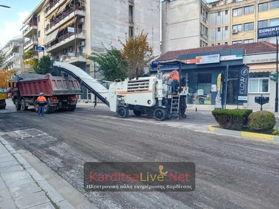 Σε εξέλιξη εργασίες ασφαλτόστρωσης μπροστά στο Εμπορικό Κέντρο της Καρδίτσας (+Φωτο +Βίντεο)