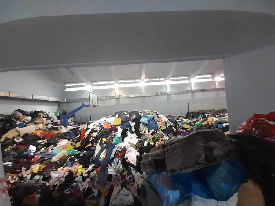 Σε «κατάληψη» από χιλιάδες ρούχα το κλειστό γυμναστήριο του Γυμνασίου Παλαμά - Αντιδρούν οι μαθητές, ψάχνει χώρο ο Δήμος