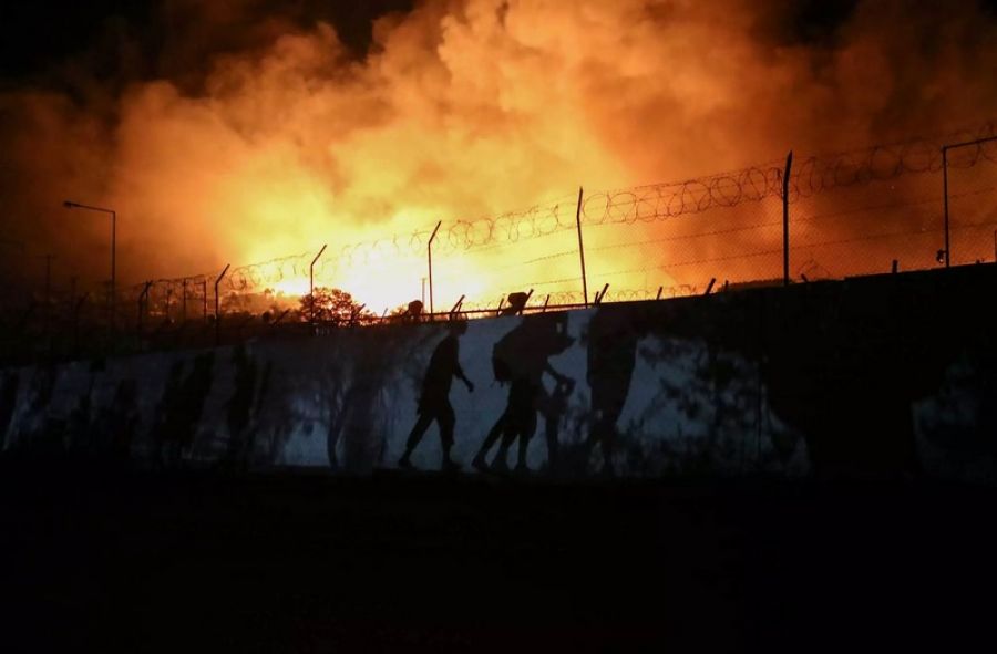 Φωτιά κατακαίει τον καταυλισμό της Μόριας - Στο "δρόμο" 12.000 πρόσφυγες - μετανάστες