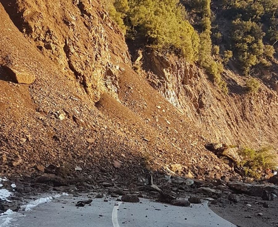 Έκλεισε για λίγες ώρες ο δρόμος Αργιθέας - Αγορασιάς λόγω κατολίσθησης (+Φώτο)