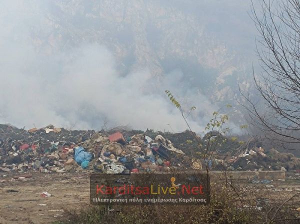 Σιγοκαίει και προκαλεί ανησυχία, φωτιά, σε χωματερή με ογκώδη αντικείμενα, στο Βλοχό (+Φωτο)