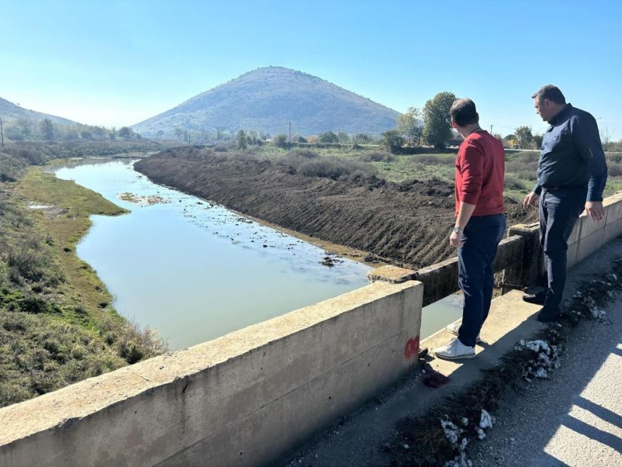 Αυτοψία του Αντιπεριφερειάρχη Κώστα Τέλιου στα αντιπλημμυρικά έργα στον Ενιπέα ποταμό