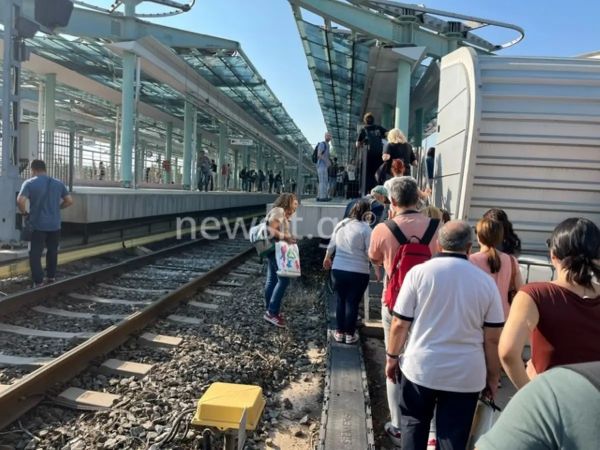 Φωτιά σε βαγόνι του Ηλεκτρικού - Ο κόσμος κατέβηκε και πήγε με τα πόδια στο σταθμό «Ειρήνη»