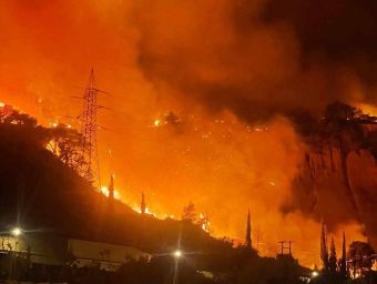 Συνεχίζεται η μάχη των πυροσβεστικών δυνάμεων στη μεγάλη πυρκαγιά στο Ξυλόκαστρο