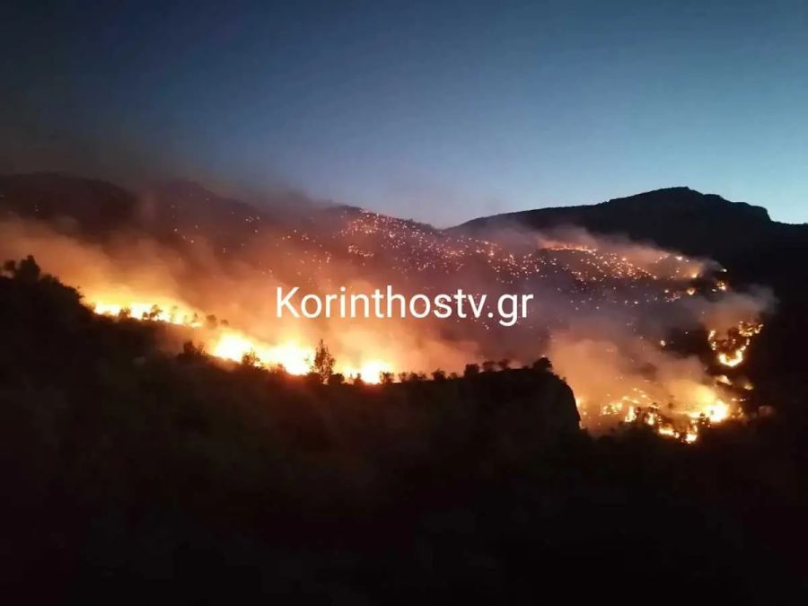 Ανεξέλεγκτη η μεγάλη φωτιά στο Ξυλόκαστρο - Εκκενώθηκαν χωριά, κάηκε όχημα της πυροσβεστικής