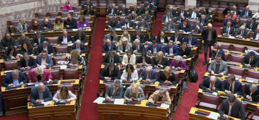 Βουλή: Ψηφίστηκε κατά πλειοψηφία το νομοσχέδιο για την ισότητα στο γάμο