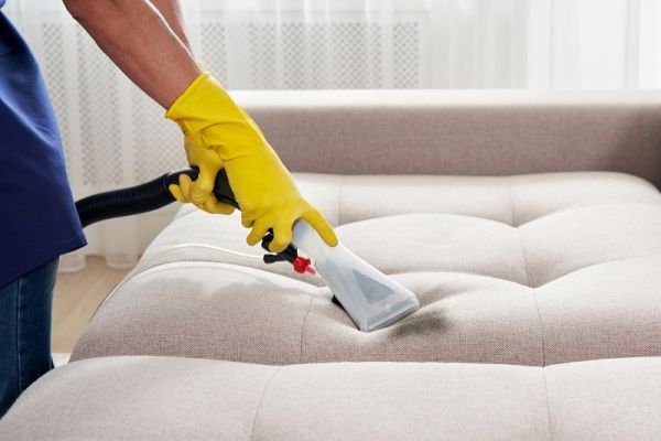 Πως καθαρίζω τον καναπέ: 5 tips για εύκολο καθάρισμα