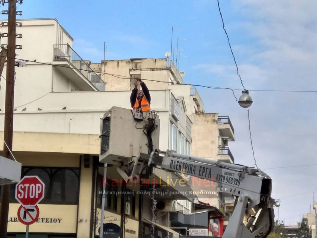 Άρχισε και συνεχίζεται ο στολισμός της Καρδίτσας ενόψει Χριστουγέννων (+Βίντεο)