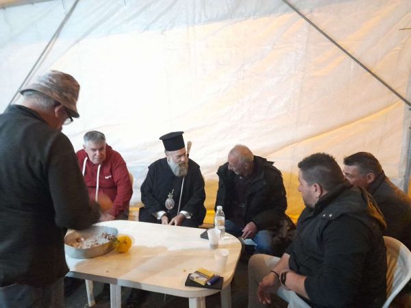 Στο &quot;μπλόκο&quot; των αγροτών εκ νέου ο Μητροπολίτης κ. Τιμόθεος