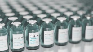 Υπουργείο Υγείας: Στα 5 ευρώ συν ΦΠΑ το κόστος εμβολιασμού κατά της COVID-19 από τα φαρμακεία