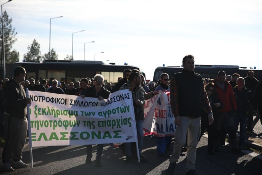 Στον κόμβο της Γυρτώνης οι αγρότες της Λάρισας-Ρ. Μαρούδας: Μεγαλύτερο από πέρυσι το μπλόκο