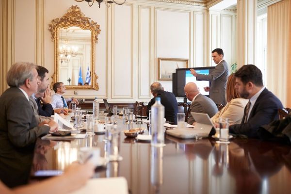 Σύσκεψη Μητσοτάκη - Κικίλια για την πλήρη εφαρμογή του αντικαπνιστικού νόμου