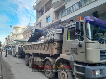 "Ξηλώνεται" και ...ξαναπέφτει ο ασφαλτοτάπητας της οδού Ηρ. Πολυτεχνείου (+Φωτο +Βίντεο)