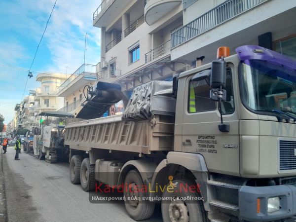 &quot;Ξηλώνεται&quot; και ...ξαναπέφτει ο ασφαλτοτάπητας της οδού Ηρ. Πολυτεχνείου (+Φωτο +Βίντεο)