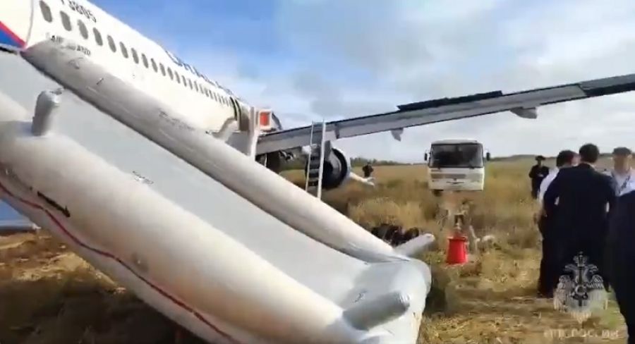 Ρωσία: Κατεπείγουσα προσγείωση Airbus A320 σε λειβάδι στη Σιβηρία (+Βίντεο)