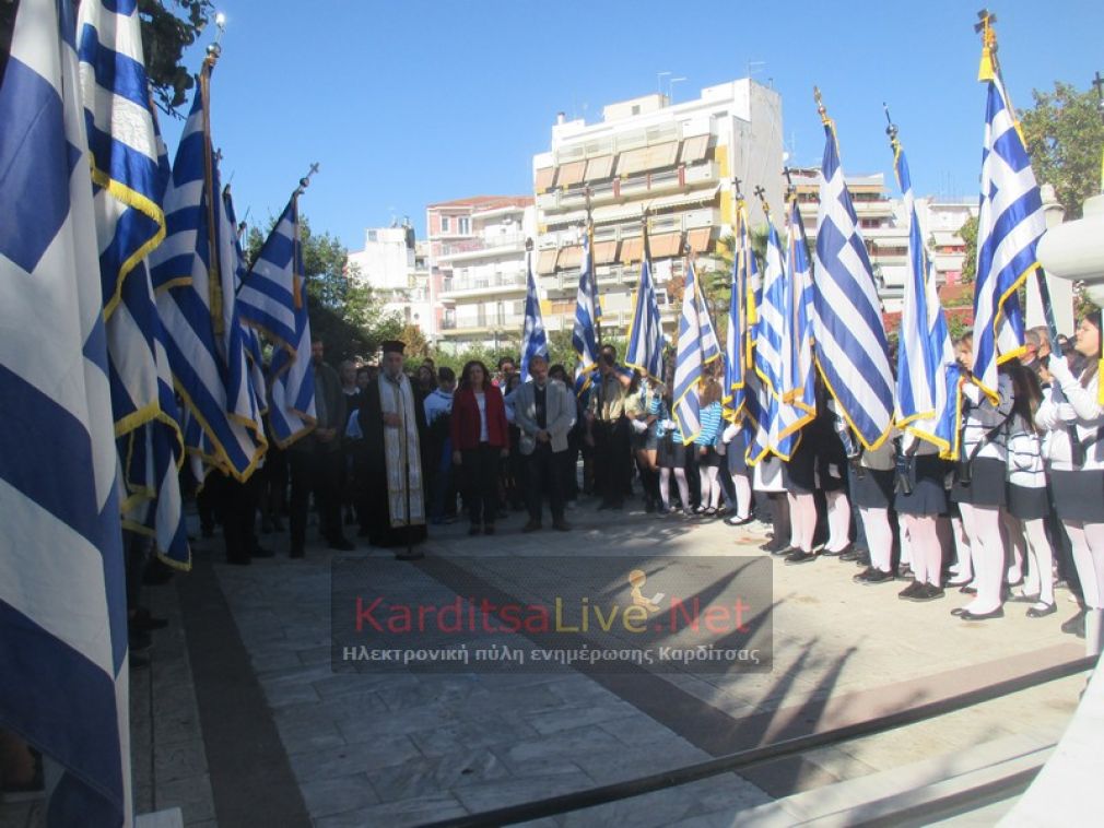 Κατάθεση στεφάνων από μαθητές για την επέτειο της 28ης Οκτωβρίου (+Φώτο +Βίντεο)