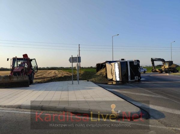 &quot;Τούμπαρε&quot; φορτηγό στο κυκλικό κόμβο του Παλαμά (+Φωτο)