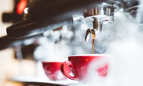 Τι αλλάζει με τον ΦΠΑ σε καφέ και εστίαση - Παραδείγματα