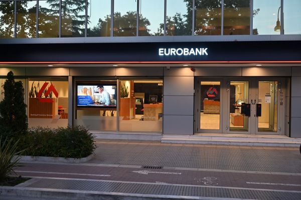 Eurobank: Φέρνοντας σήμερα την τραπεζική εξυπηρέτηση του αύριο - Μοντέλο Phygital | Ψηφιακός &amp; φυσικός κόσμος στην υπηρεσία του πελάτη