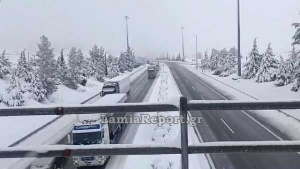 Φθιώτιδα: Δίπλωσαν νταλίκες στην εθνική οδό - Με δυσκολία η κυκλοφορία