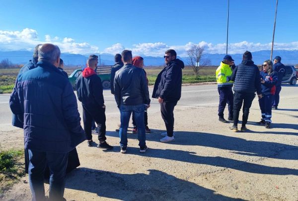 Συμβολικός αποκλεισμός της Ε.Ο. Καρδίτσας- Τρικάλων από αγρότες του Αγναντερού και της ευρύτερης περιοχής