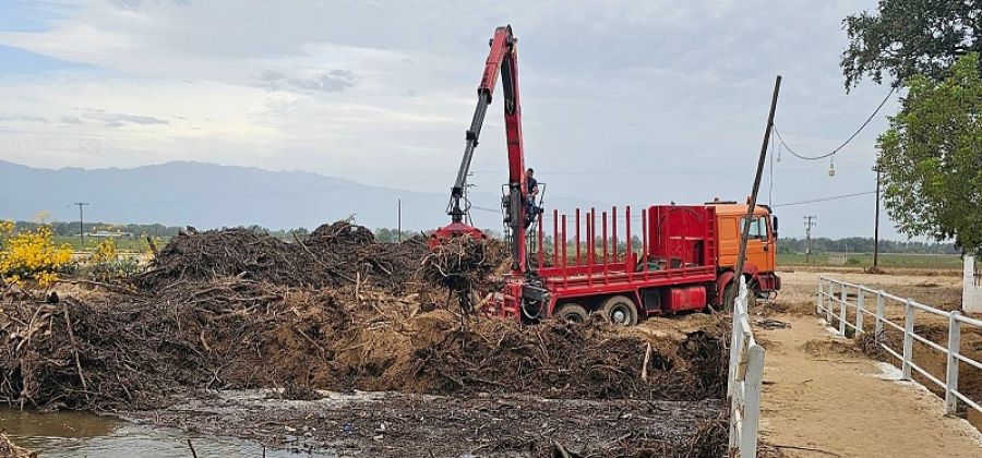 Σε 74 σημεία επιχειρούν μηχανήματα για τον καθαρισμό ποταμών και την αποκατάσταση αναχωμάτων στη Θεσσαλία