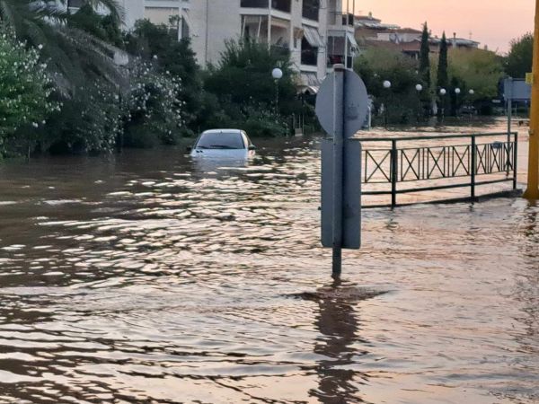 Λάρισα: Στα 10 μέτρα το ύψος του Πηνειού- Συνεχίζεται ο απεγκλωβισμός κατοίκων από πλημμυρισμένες συνοικίες