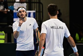 Davis Cup: Τα αδέρφια Τσιτσιπά έκαναν το 3-0 για την Ελλάδα κόντρα στη Ρουμανία και χάρισαν την άνοδο στο World Group 1