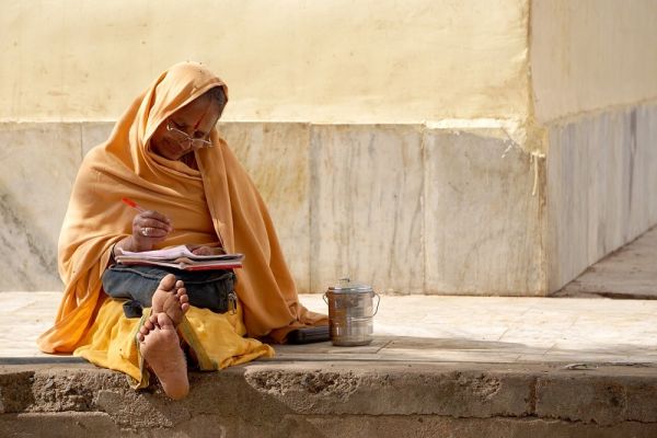 Μια Ινδή, που πήγε για πρώτη φορά σχολείο στα 92 της χρόνια, έμαθε πλέον γραφή και ανάγνωση